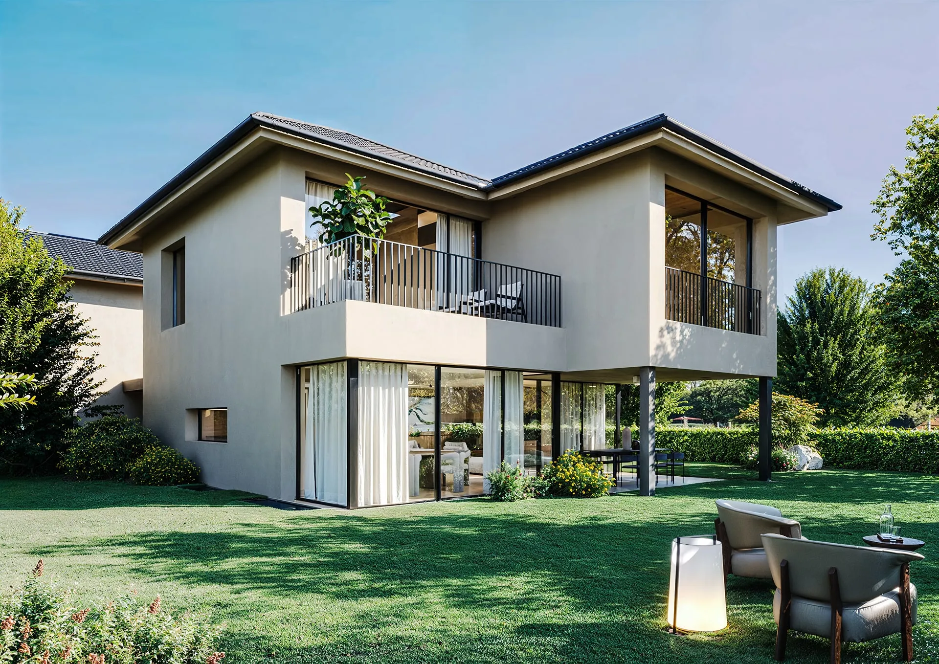 Villa vue depuis le jardin, en fin d’après-midi